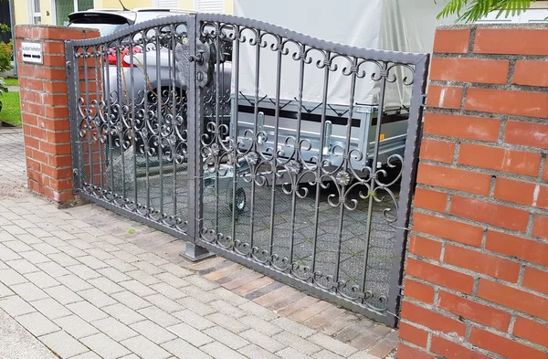 Massive Metal Gate Driveway — Stock Photo, Image