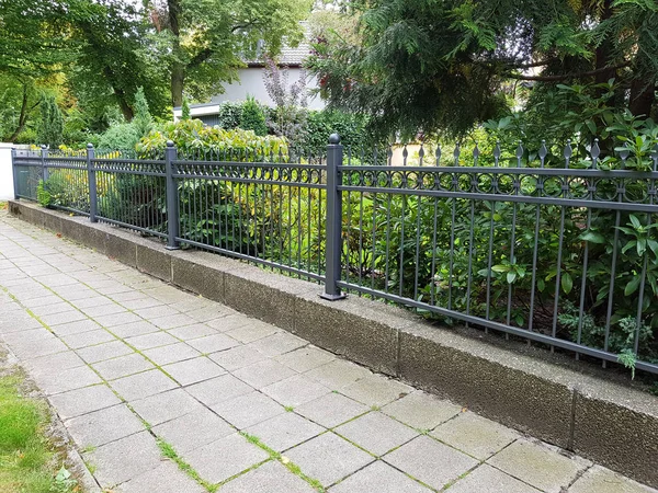 Massive Metal Gate Driveway — Stock Photo, Image