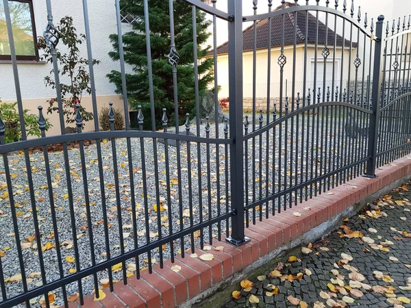 Massive Metal Gate Driveway — Stock Photo, Image