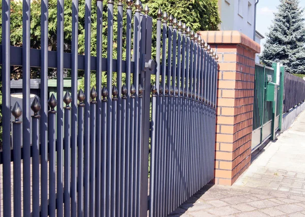 大規模な金属ゲート私道 — ストック写真