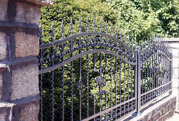 Massive Metal Gate Driveway — Stock Photo, Image