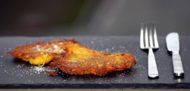 Patates tava keki siyah arduvaz plaka üzerinde krep ile                      