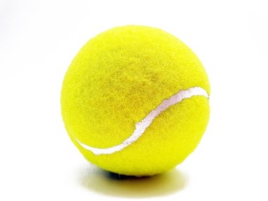 Beyaz arka plan üzerinde serbest tenis topu
