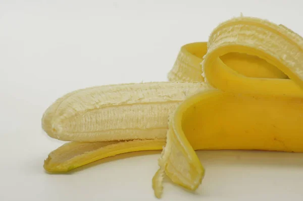Banana Semi Descascada Livre Fundo Branco — Fotografia de Stock