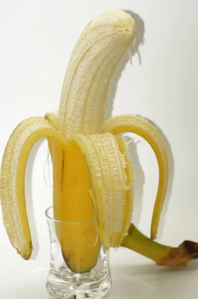 Banana Semi Descascada Livre Fundo Branco — Fotografia de Stock