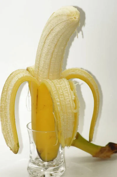 Semi Gepelde Banaan Gratis Witte Achtergrond — Stockfoto