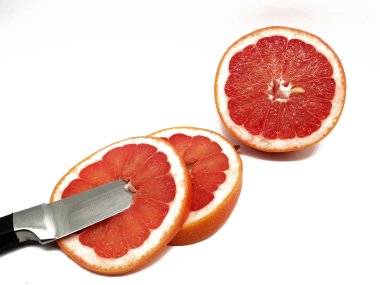 Greyfurt dilim beyaz bir arka plan üzerinde serbest bırakmak içinde