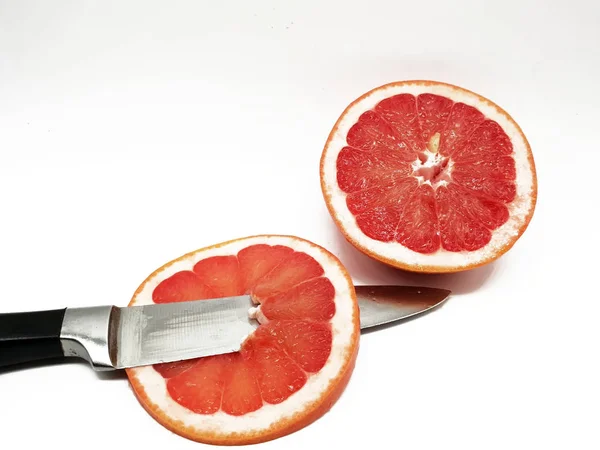Grapefruit Plakjes Uitgebracht Een Witte Achtergrond — Stockfoto