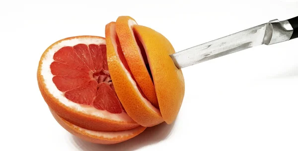 Grapefruit Plakjes Uitgebracht Een Witte Achtergrond — Stockfoto