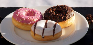 Nötr arka plan yakın çekim ücretsiz emriyle renkli donut                      