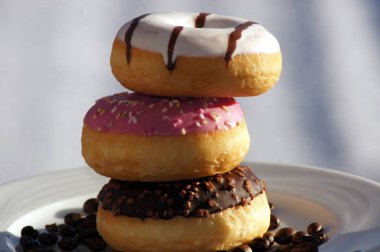 Nötr arka plan yakın çekim ücretsiz emriyle renkli donut                      