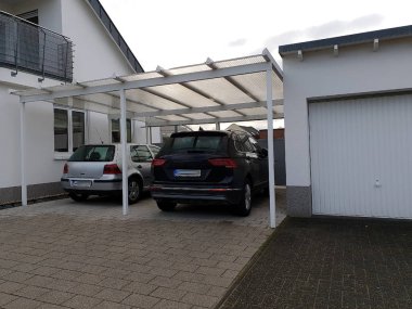 Evde araba garaj yanları açık garaj