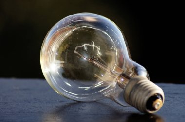 Geçerli bir ampul yeşil Close-up        