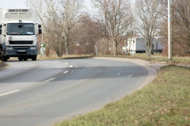 yolda karşıdan gelen trafik                      