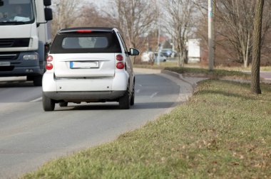 yolda karşıdan gelen trafik                      