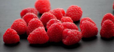 Kayrak plaka üzerinde taze frambuaz                       