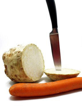 Kereviz ve havuç beyaz bir arka plan üzerinde yayımlanan çorbası