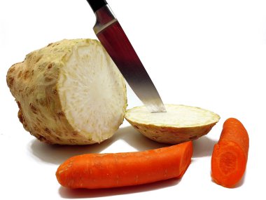 Kereviz ve havuç beyaz bir arka plan üzerinde yayımlanan çorbası