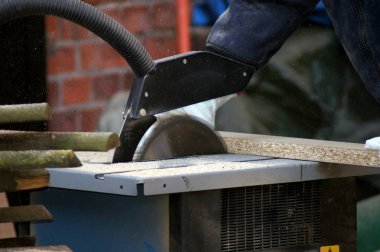 Ahşap masa daire testere ile gördüm                       