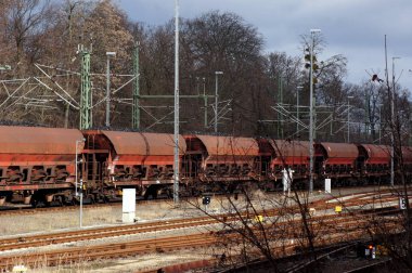 Yük treni linyit demiryolu parça yüklü                     