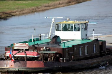 Kargo gemisi Dessau Rolau yılında Elbe üzerinde                     