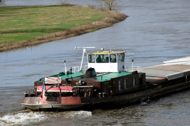 Kargo gemisi Dessau Rolau yılında Elbe üzerinde                     