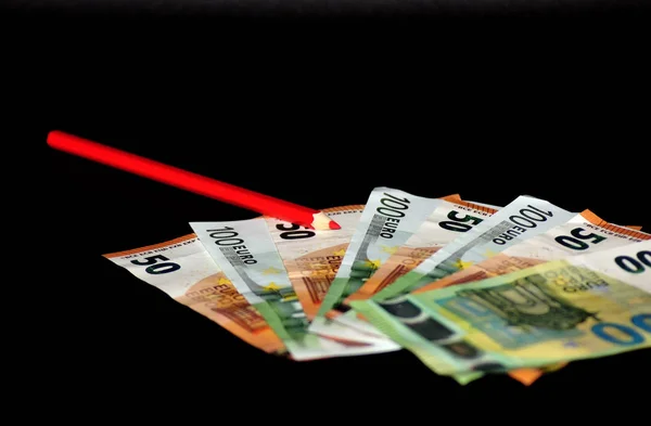 Lápiz Rojo Sobre Billetes Euros Sobre Fondo Negro — Foto de Stock