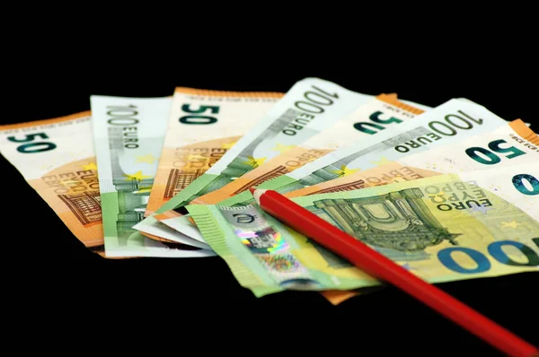 Lápiz Rojo Sobre Billetes Euros Sobre Fondo Negro — Foto de Stock