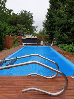 Kış koruması için havuz örtüsü