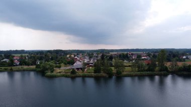 Sollnitzer üzerinden İHA uçuşu. Dessau-Rolau, Saksonya-Anhalt, Almanya 2020.