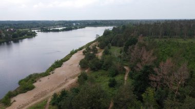 Sollnitzer üzerinden İHA uçuşu. Dessau-Rolau, Saksonya-Anhalt, Almanya 2020.
