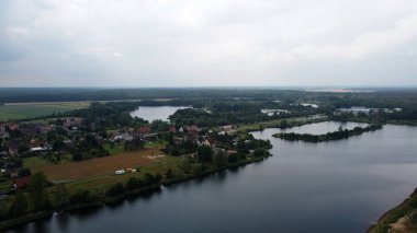 Sollnitzer üzerinden İHA uçuşu. Dessau-Rolau, Saksonya-Anhalt, Almanya 2020.