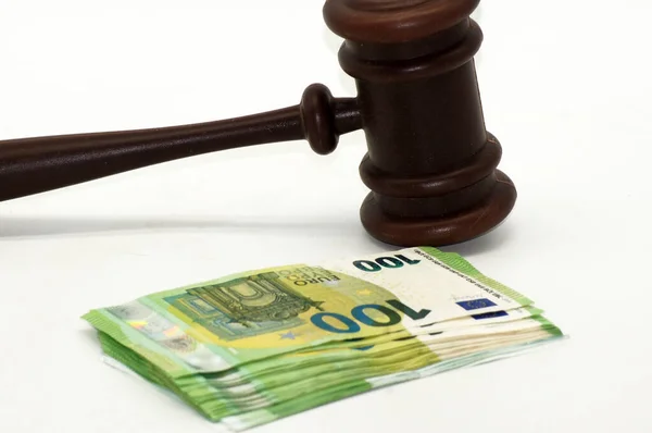 Billetes 100 Euros Con Martillo Juez Sobre Fondo Blanco — Foto de Stock