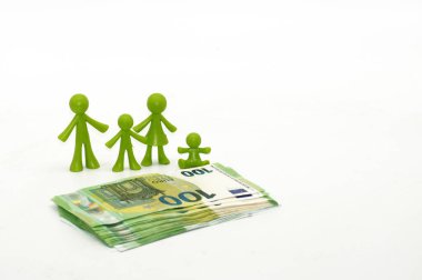Beyaz arka planda ailesi olmayan 100 Euro 'luk banknotlar               