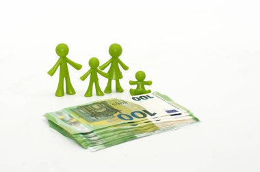 Beyaz arka planda ailesi olmayan 100 Euro 'luk banknotlar               