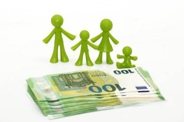 Beyaz arka planda ailesi olmayan 100 Euro 'luk banknotlar               