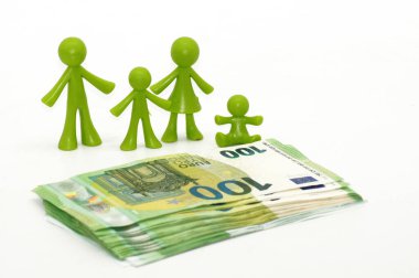 Beyaz arka planda ailesi olmayan 100 Euro 'luk banknotlar               