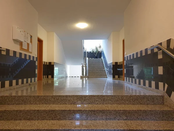 Bir apartmandaki modern merdiven boşluğu.