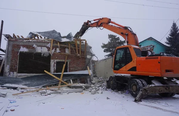 Escavatore Distrugge Una Casa Strada — Foto Stock