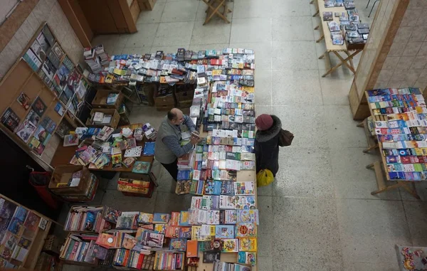 Book Counter Woman Picks Books — Stock Photo, Image