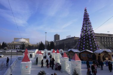 Sibirya ana ağacı. Bir buz şehir ve Lenin meydanında Novosibirsk merkezi yüksek boyalı çam ağacında