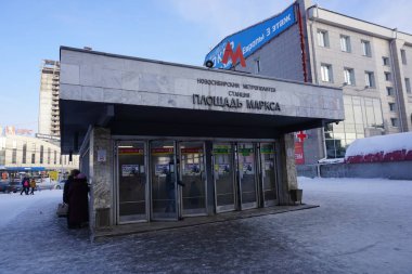 Metro, Novosibirsk Metro girişinde yukarıda yazıt giriş. İstasyonu Marx Meydanı