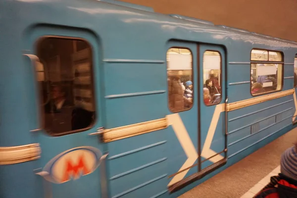 metro istasyonunda tren geldiğinde