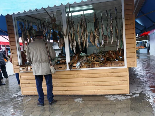 Man Chooses Dried Fish Market — Stock Photo, Image