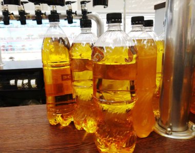 bira bira stand plastik şişelerde