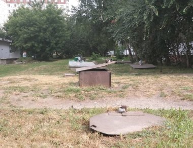 bir apartmanın avlusında eski mahzenler