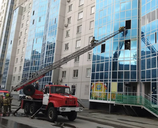 Спасатели Поднимаются Пожарной Лестнице Автомобиля Через Окно Высотного Здания Стоковое Изображение