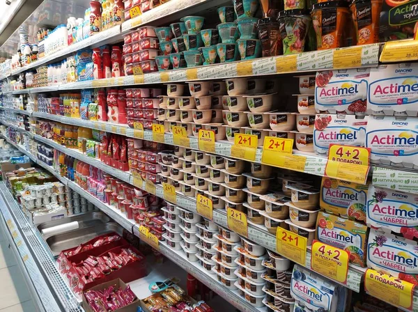 Jogurt Ser Wiejski Półkach Supermarkecie — Zdjęcie stockowe