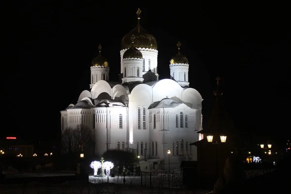 Een Enorme Witte Stenen Tempel Nacht Voor Kerstmis — Stockfoto