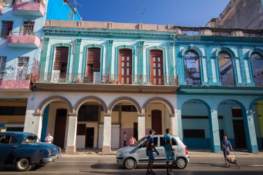 Eski renkli binalar ve Havana, Küba'da tarihi merkezinin sokak